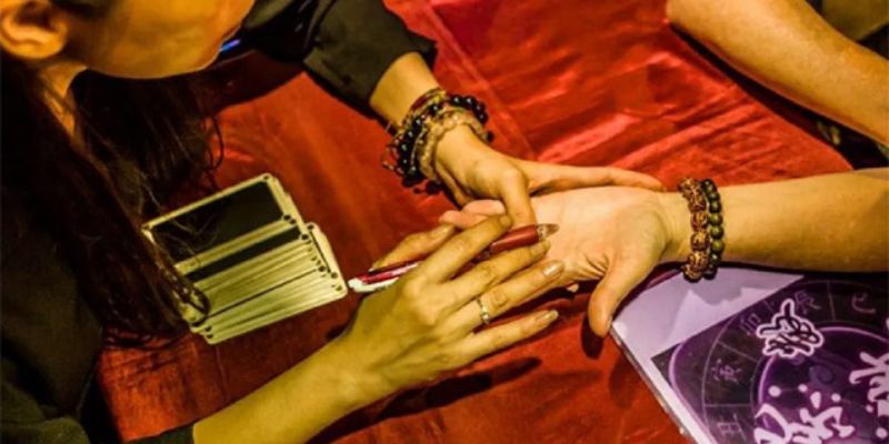 Nằm mơ thầy bói đi vào nhà